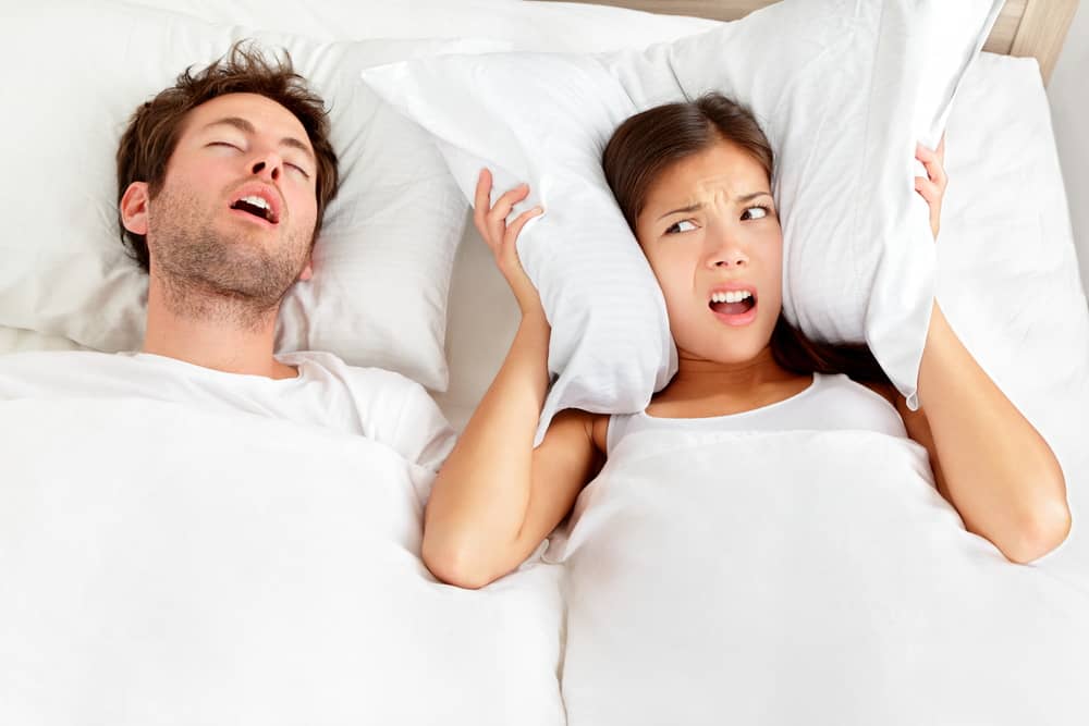 الأزواج ينامون الشخير