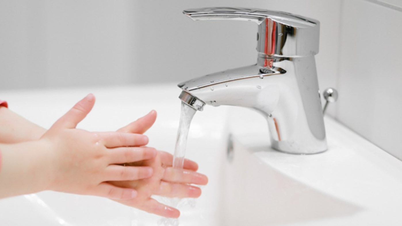 غسل اليدين بالماء الجاري