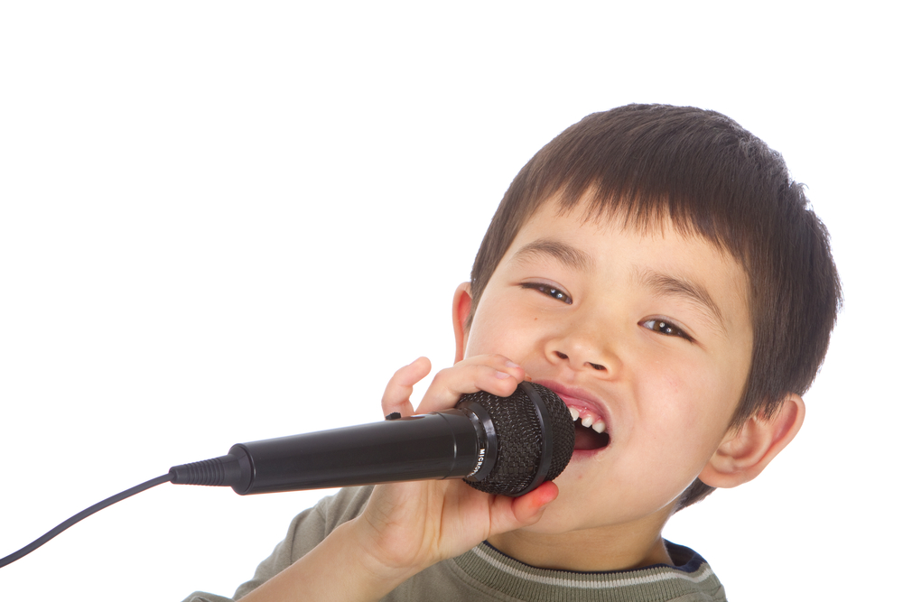 طفل يغني