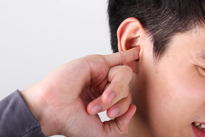 كيفية تنظيف الأذنين