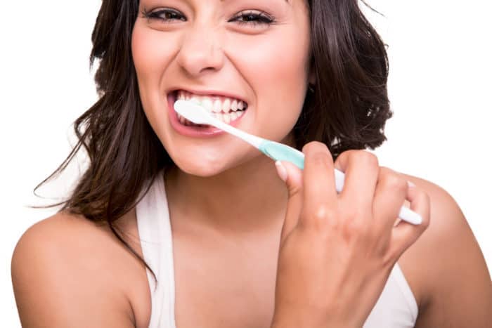 كيفية تنظيف أسنانك بالفرشاة