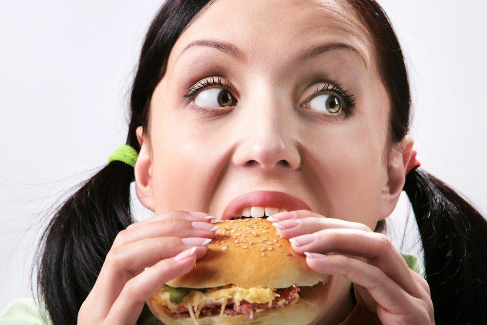 تناول الطعام عندما تأكل العواطف بسرعة تجعل الدهون
