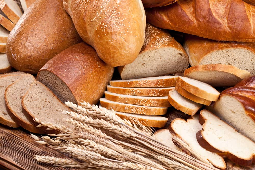 خبز القمح الكامل أو الخبز الأبيض
