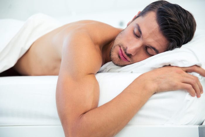 فوائد النوم عارية