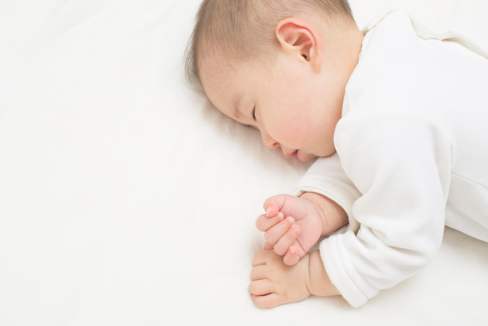 ينام الطفل بعد اللقاح