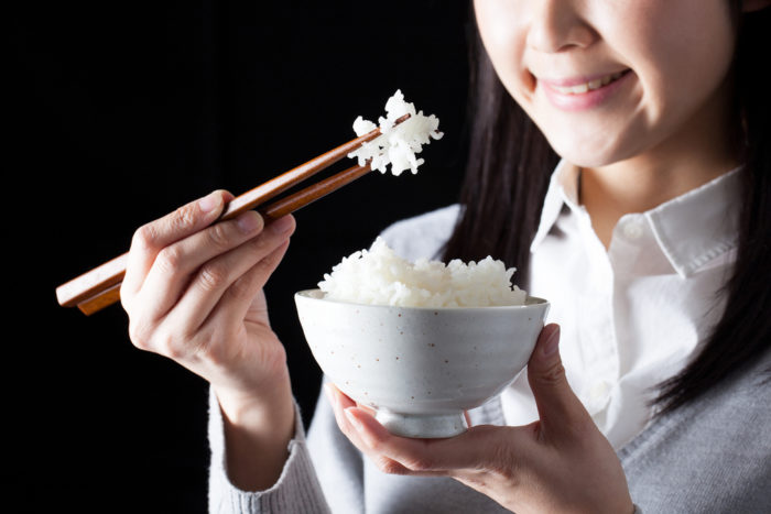 أكل الأرز الأبيض