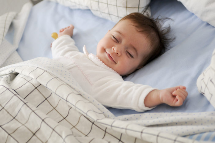 يبتسم الطفل أثناء النوم